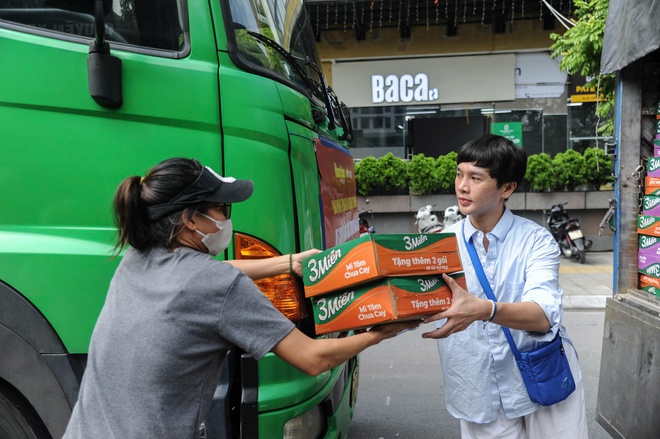 Vượt nắng thắng mưa vận chuyển hàng cứu trợ đồng bào lũ lụt miền Bắc - Ảnh 6.