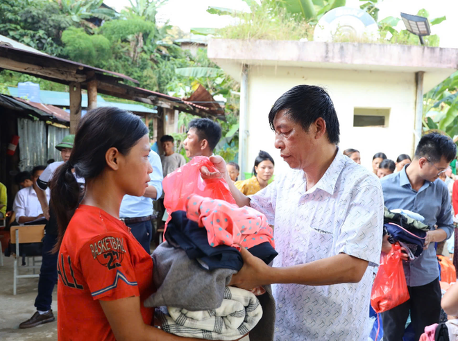 Bạn đọc báo Dân Việt trao yêu thương tới đồng bào người La Hủ ở biên giới Lai Châu - Ảnh 12.