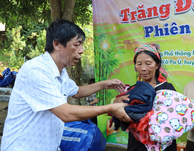 Bạn đọc báo Dân Việt trao yêu thương tới đồng bào người La Hủ ở biên giới Lai Châu - Ảnh 4.