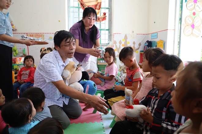 Bạn đọc báo Dân Việt trao yêu thương tới đồng bào người La Hủ ở biên giới Lai Châu - Ảnh 7.