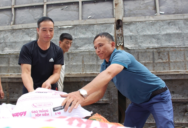 Báo Nông thôn Ngày nay/Dân Việt mang yêu thương gửi đến người dân vùng lũ Sơn La- Ảnh 3.