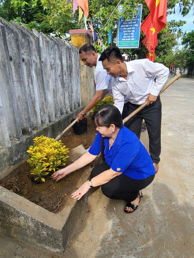 Quảng Nam: Nông dân Đại Lộc ra mắt tuyến đường hoa sáng - xanh - sạch - đẹp - Ảnh 4.