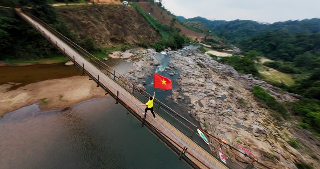 Ca sĩ đầu tiên cầm cờ đỏ sao vàng chạy khắp đất nước Việt Nam để thể hiện lòng yêu nước - Ảnh 5.