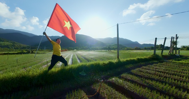 Ca sĩ đầu tiên cầm cờ đỏ sao vàng chạy khắp đất nước Việt Nam để thể hiện lòng yêu nước - Ảnh 8.