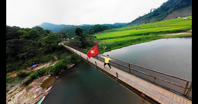 Ca sĩ đầu tiên cầm cờ đỏ sao vàng chạy khắp đất nước Việt Nam để thể hiện lòng yêu nước - Ảnh 7.