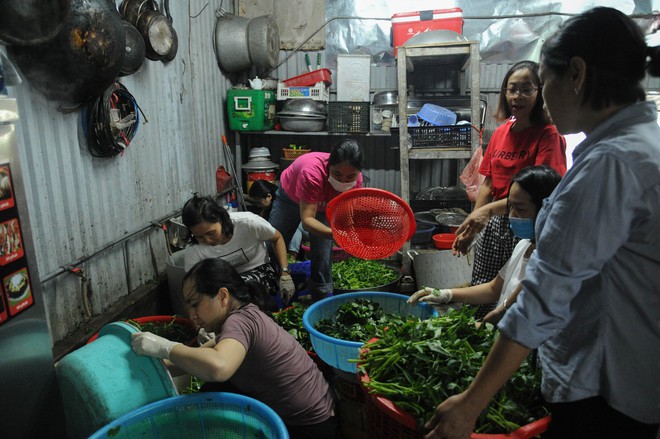 Thầy cô Trường Tiểu học Lê Quý Đôn gieo mầm yêu thương từ những bữa cơm 0 đồng - Ảnh 2.