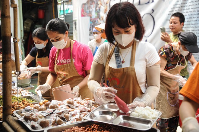 Thầy cô Trường Tiểu học Lê Quý Đôn gieo mầm yêu thương từ những bữa cơm 0 đồng - Ảnh 28.