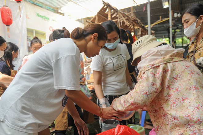 Thầy cô Trường Tiểu học Lê Quý Đôn gieo mầm yêu thương từ những bữa cơm 0 đồng - Ảnh 35.