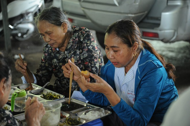 Thầy cô Trường Tiểu học Lê Quý Đôn gieo mầm yêu thương từ những bữa cơm 0 đồng - Ảnh 37.