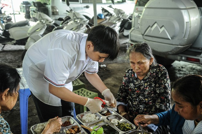 Thầy cô Trường Tiểu học Lê Quý Đôn gieo mầm yêu thương từ những bữa cơm 0 đồng - Ảnh 39.