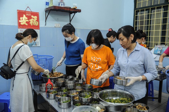 Thầy cô Trường Tiểu học Lê Quý Đôn gieo mầm yêu thương từ những bữa cơm 0 đồng - Ảnh 40.