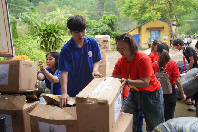 Chung tay vì học sinh vùng lũ với chương trình “Lũ ở dưới chân, sách vẫn trên lưng” - Ảnh 12.