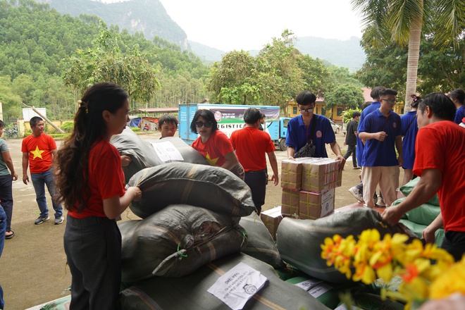 Chung tay vì học sinh vùng lũ với chương trình “Lũ ở dưới chân, sách vẫn trên lưng” - Ảnh 10.