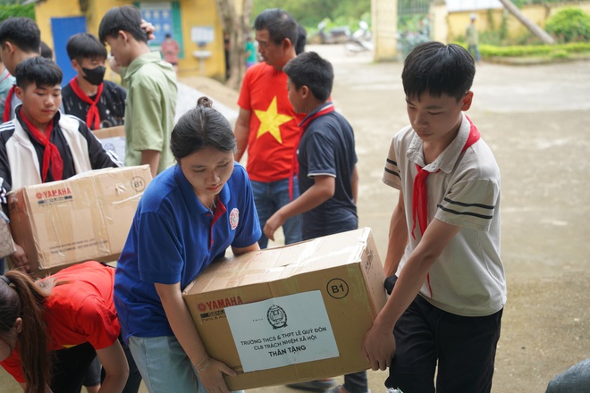 Chung tay vì học sinh vùng lũ với chương trình “Lũ ở dưới chân, sách vẫn trên lưng” - Ảnh 13.