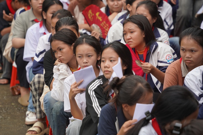 Chung tay vì học sinh vùng lũ với chương trình “Lũ ở dưới chân, sách vẫn trên lưng” - Ảnh 8.