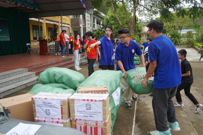 Chung tay vì học sinh vùng lũ với chương trình “Lũ ở dưới chân, sách vẫn trên lưng” - Ảnh 9.