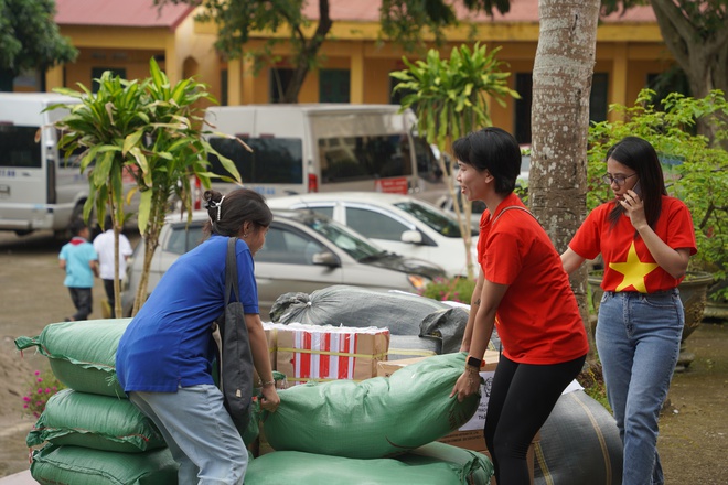 Chung tay vì học sinh vùng lũ với chương trình “Lũ ở dưới chân, sách vẫn trên lưng” - Ảnh 11.