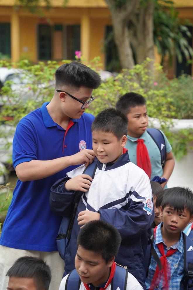 Chung tay vì học sinh vùng lũ với chương trình “Lũ ở dưới chân, sách vẫn trên lưng” - Ảnh 5.