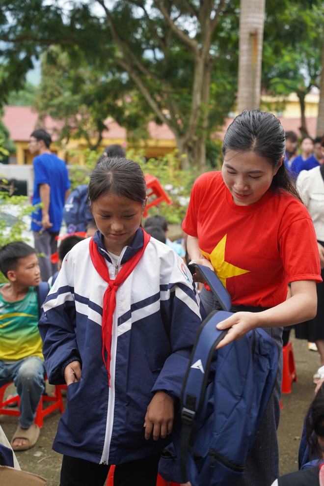 Chung tay vì học sinh vùng lũ với chương trình “Lũ ở dưới chân, sách vẫn trên lưng” - Ảnh 6.