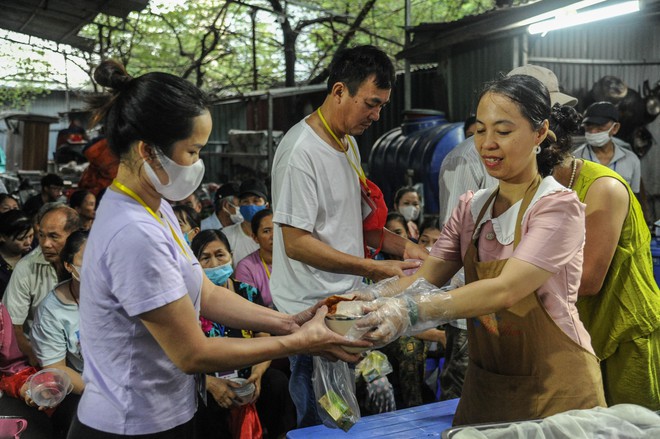 Mỗi suất cơm trao đi, thêm niềm tin thắp sáng - Ảnh 1.