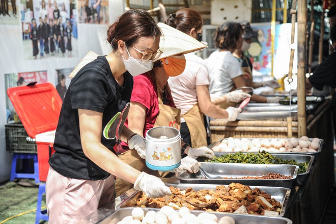 Mỗi suất cơm trao đi, thêm niềm tin thắp sáng - Ảnh 28.