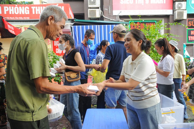 Cơn bão, gói mì và nước mắt- Ảnh 1.