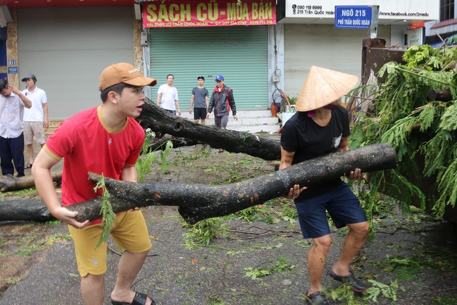 Ấm lòng hình ảnh người dân Thủ đô chung tay dọn dẹp đường phố sau bão số 3 - Ảnh 9.