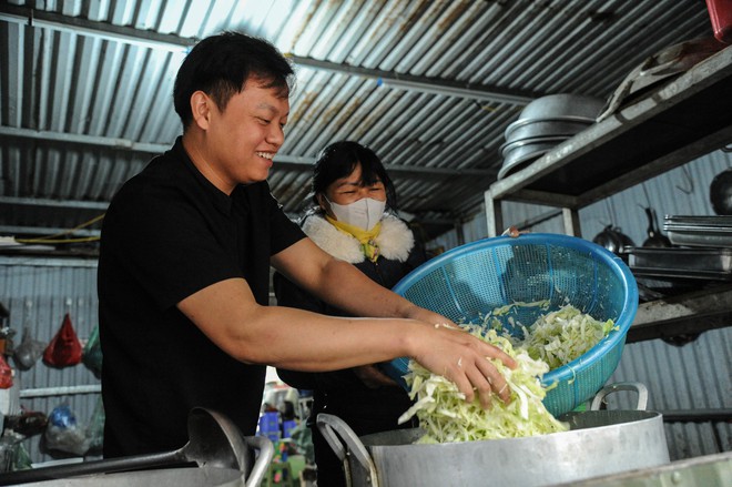 Mùa Đông Hà Nội: Hơi ấm từ những bữa cơm nghĩa tình - Ảnh 14.