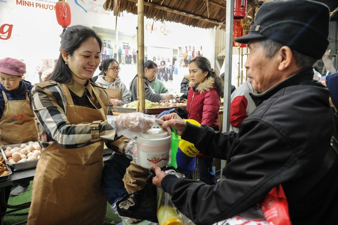 Mùa Đông Hà Nội: Hơi ấm từ những bữa cơm nghĩa tình - Ảnh 40.