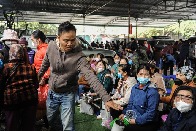 Mùa Đông Hà Nội: Hơi ấm từ những bữa cơm nghĩa tình - Ảnh 49.