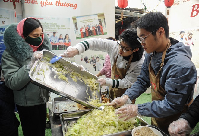 Mùa Đông Hà Nội: Hơi ấm từ những bữa cơm nghĩa tình - Ảnh 51.