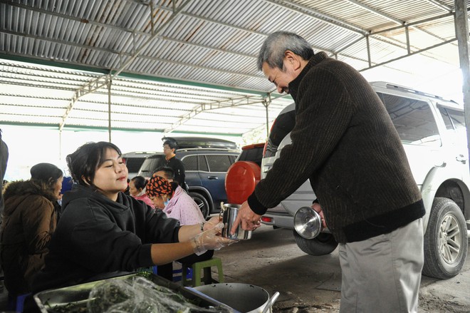 Mùa Đông Hà Nội: Hơi ấm từ những bữa cơm nghĩa tình - Ảnh 53.