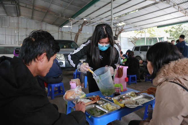 Mùa Đông Hà Nội: Hơi ấm từ những bữa cơm nghĩa tình - Ảnh 59.