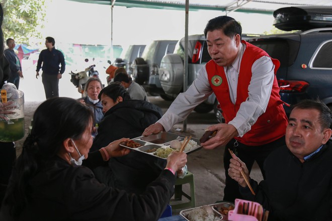 Mùa Đông Hà Nội: Hơi ấm từ những bữa cơm nghĩa tình - Ảnh 62.