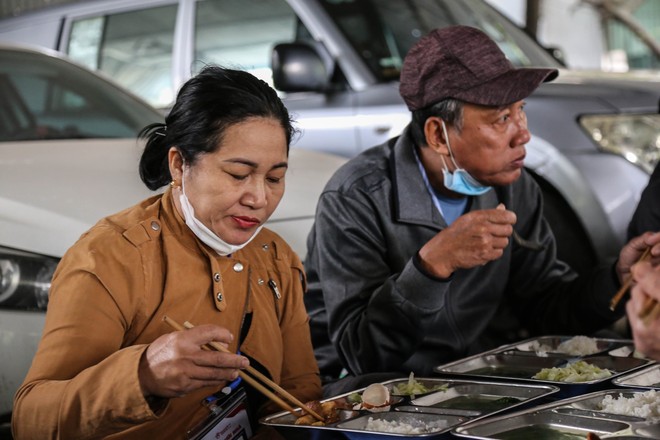 Mùa Đông Hà Nội: Hơi ấm từ những bữa cơm nghĩa tình - Ảnh 63.