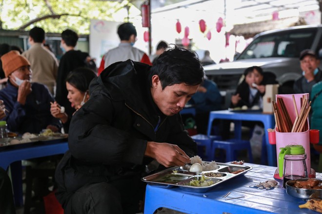 Mùa Đông Hà Nội: Hơi ấm từ những bữa cơm nghĩa tình - Ảnh 64.