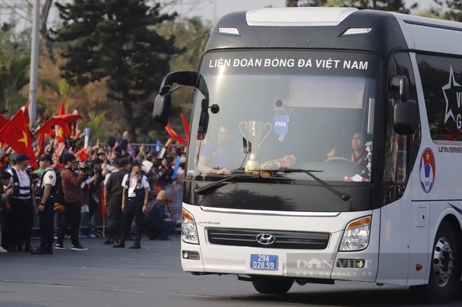 Người hâm mộ cuồng nhiệt đón tuyển Việt Nam về nước sau chức vô địch ASEAN Cup 2024 - Ảnh 9.