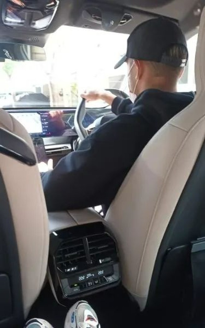 Diễn viên Thẩm Chấn Hiên làm tài xế taxi - Ảnh 1.