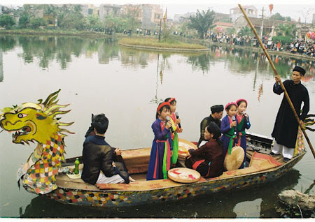 Hội Lim - Tại Hội Lim, bạn sẽ được trải nghiệm những điều thú vị về lịch sử và văn hóa dân gian Việt Nam. Được tổ chức vào dịp cuối năm, Hội Lim thu hút đông đảo du khách bằng các hoạt động như chầu nhạc, múa lân, trình diễn kỹ thuật đua ghe trên sông. Hãy đến để tìm hiểu và khám phá điều mới lạ.