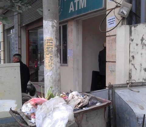 Cây ATM này ngay cạnh địa điểm tập kết của rác. Người rút tiền luôn phải chịu cảnh mùi bốc hôi thối