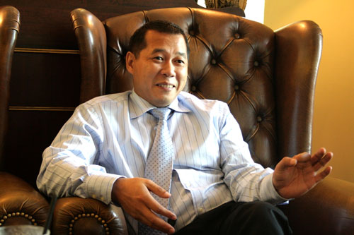 Đó là doanh nhân Nguyễn Quốc Toàn (Tony Toàn). Ông sinh năm 1968 và là Chủ tịch HĐQT Công ty cổ phần Hoàn Vũ