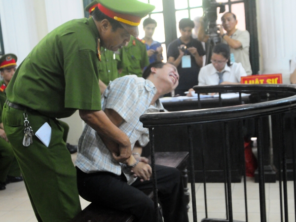 Đặng Trần Hoài giở trò khóc vật vã trước phiên tòa sơ thẩm hòng xin giảm án. Ảnh: Tuấn Nguyễn