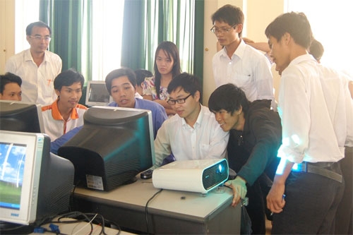  Tiến sĩ Bá Hải hướng dẫn lập trình cho các giáo viên tại Vũng Tàu
