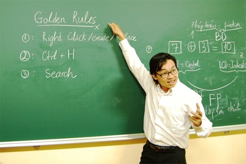 Tiến sĩ Nguyễn Bá Hải giảng dạy trong lớp học