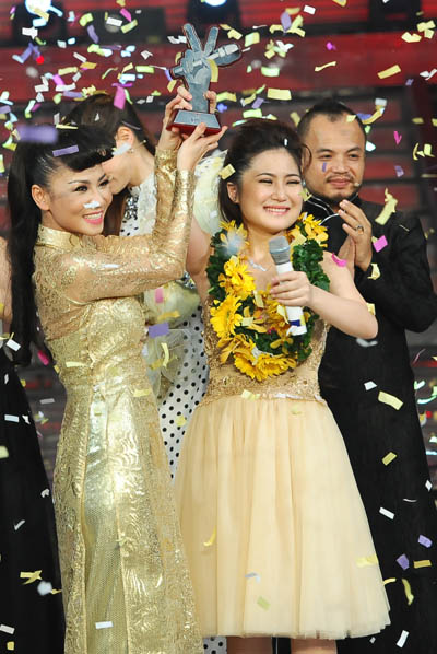 Ngôi vị uán uân The Voice phiên bản Việt năm đầu tiên đã được trao cho Hương Tràm.