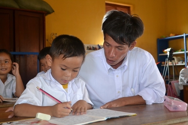 Thầy giáo Cao Văn Giáp tận tâm chỉ dạy từng nét chữ cho học sinh lớp 1