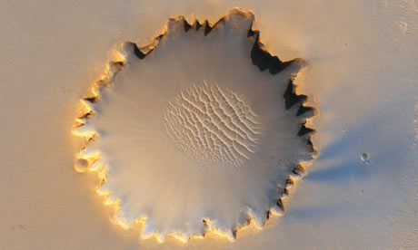 Một hố gần đường xích đạo của sao Hỏa. Ảnh: AP.