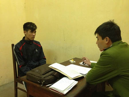  Nguyễn Đức Hưng đang được lấy lời khai tại CQCA. ảnh: Hưng Việt