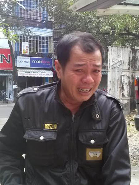 Cha của em Tu Ngọc Thạch đến Bệnh viện tỉnh Khánh Hòa nhận xác con ngày 31.12