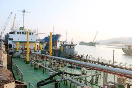 Hệ thống sang chiết dầu lậu trên con tàu An Bình 126. Ảnh: Báo Hải Quan